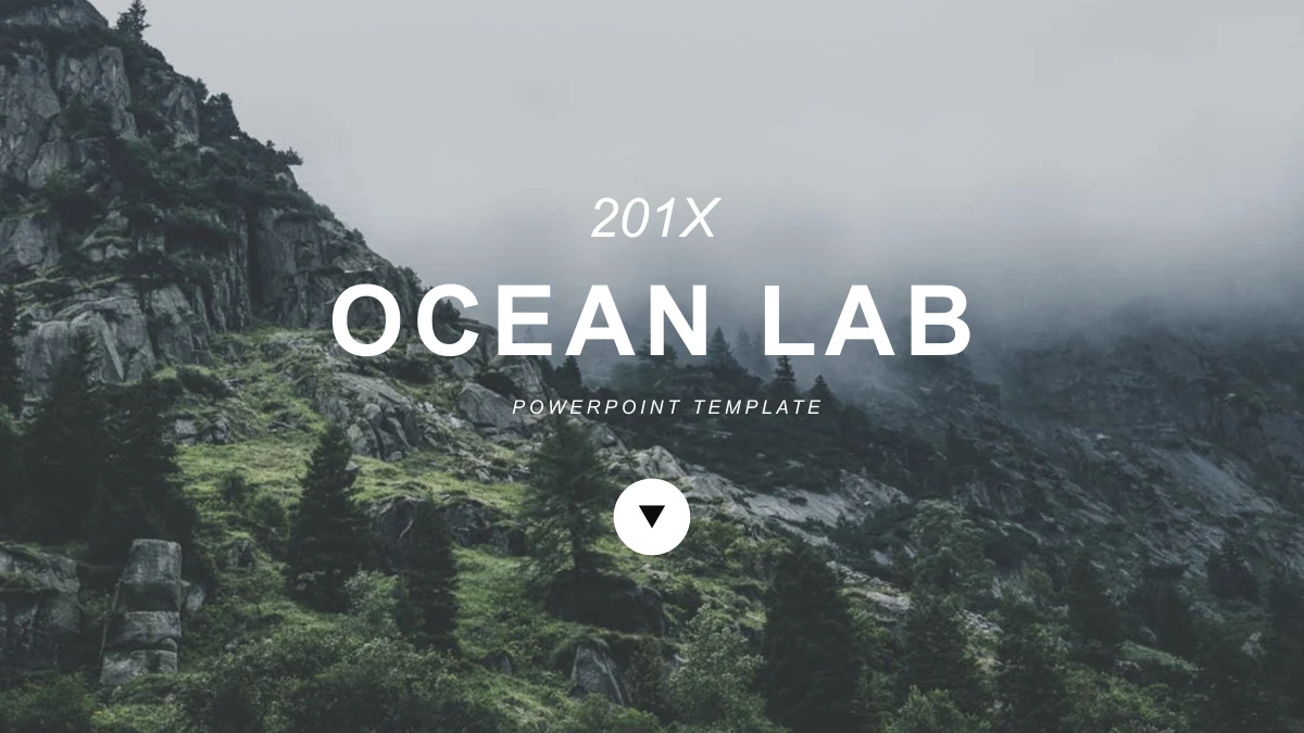 Le titre blanc Ocean Lab apparaît sur une montagne brumeuse, avec une année et un symbole circulaire.