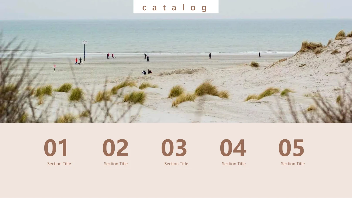 Modelo de Apresentação Diário de Viagem — Uma foto de praia aparece acima de cinco entradas 01–05 com Section Title em uma faixa rosa suave.